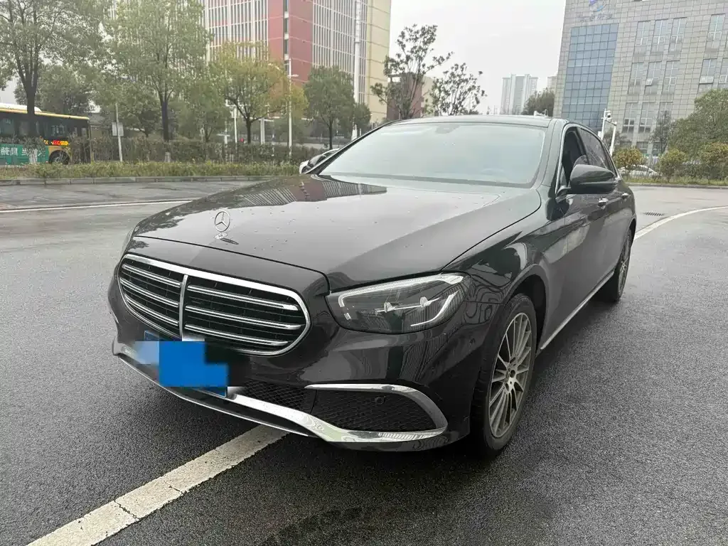Mercedes-Benz E-Class — фото 1