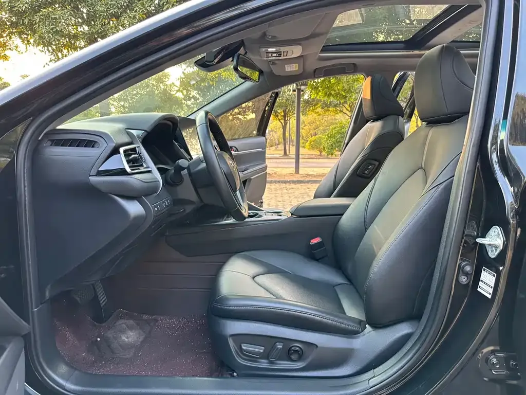 Toyota Camry 2023 из CN, фото 2