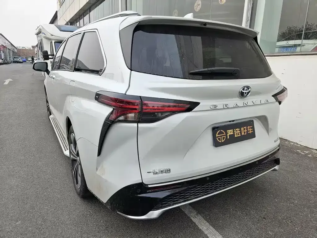 Toyota Granvia — фото 3
