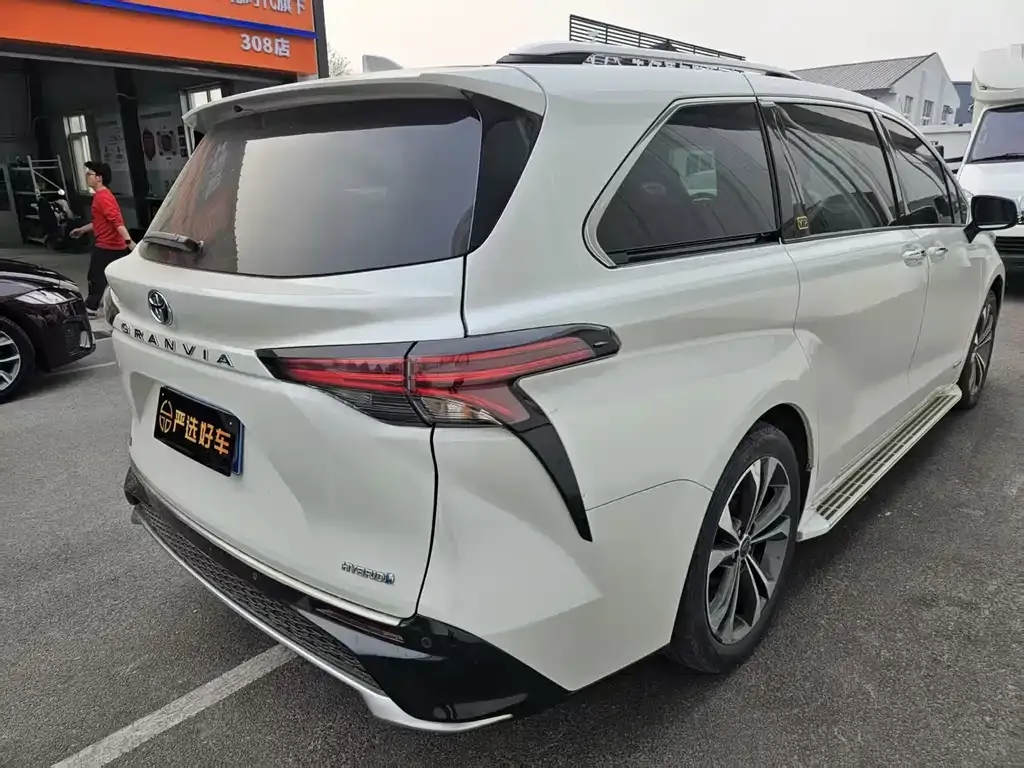 Toyota Granvia — фото 4