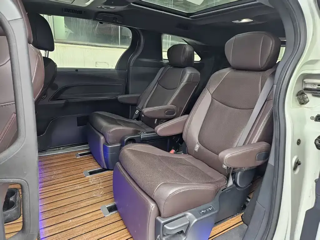 Toyota Granvia — фото 2
