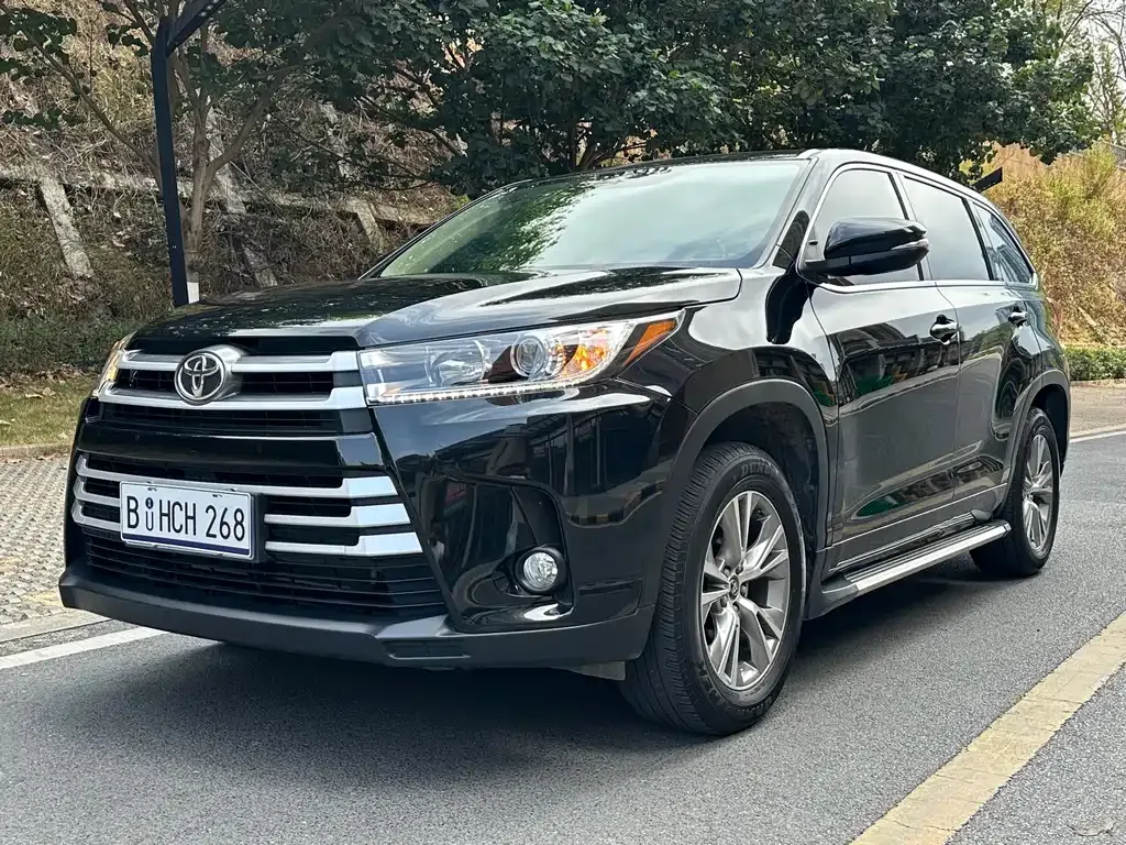 Toyota Highlander — фото 1