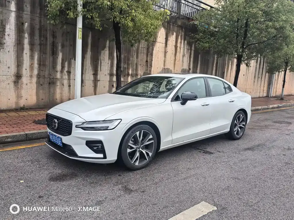 Volvo S60 2023 из CN, фото 1