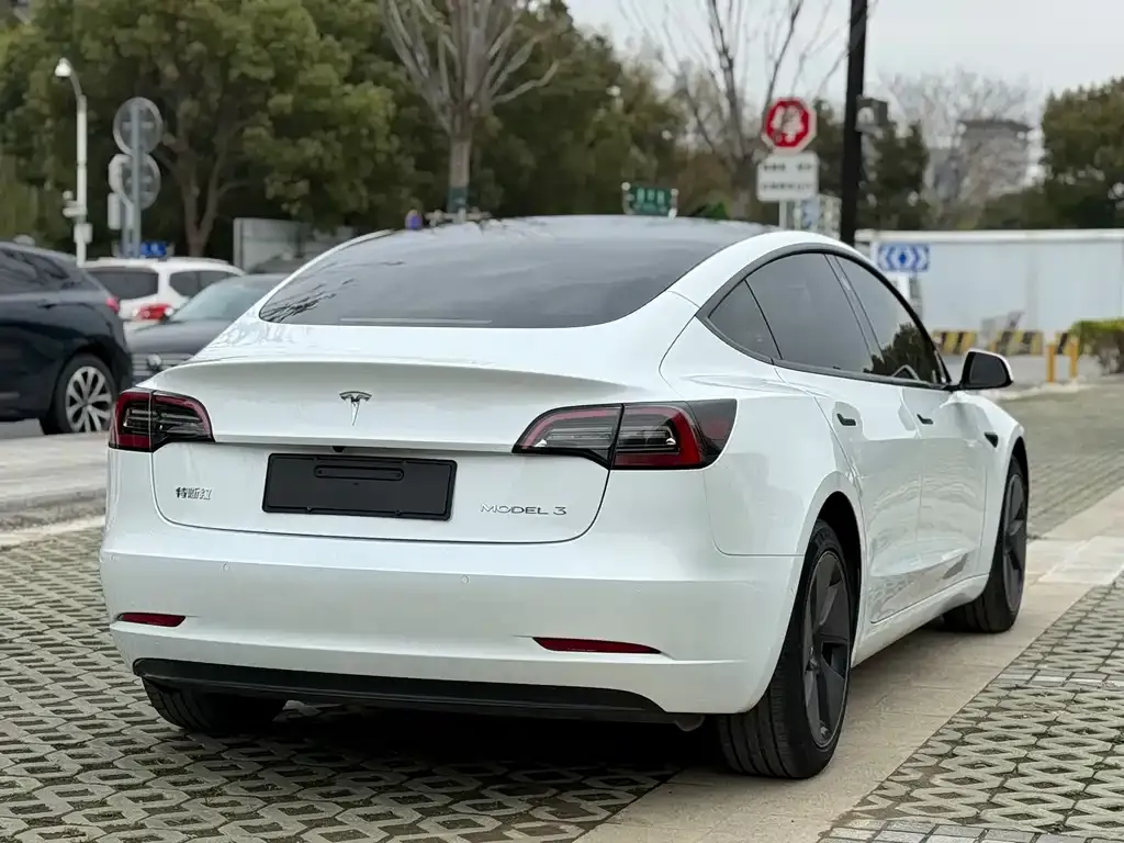 Tesla Model 3 — фото 10