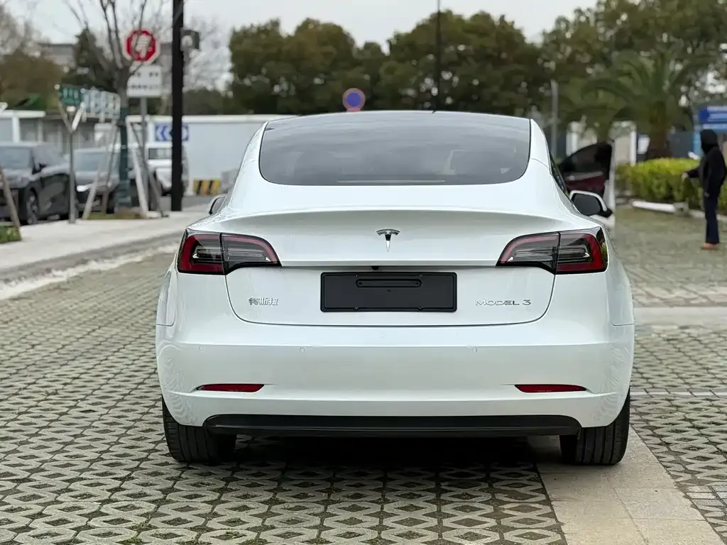 Tesla Model 3 — фото 9