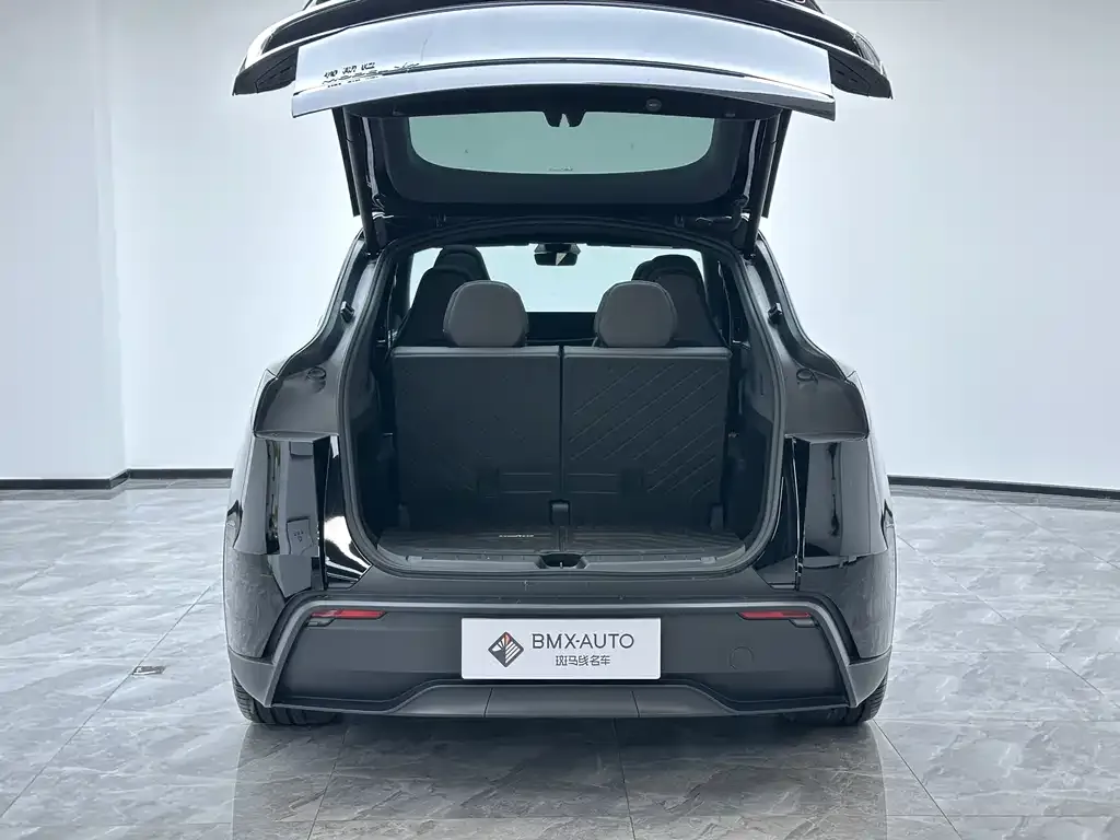 Tesla Model Y L — фото 10