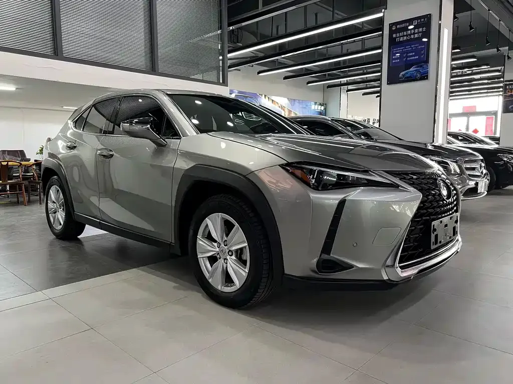 Lexus UX — фото 1