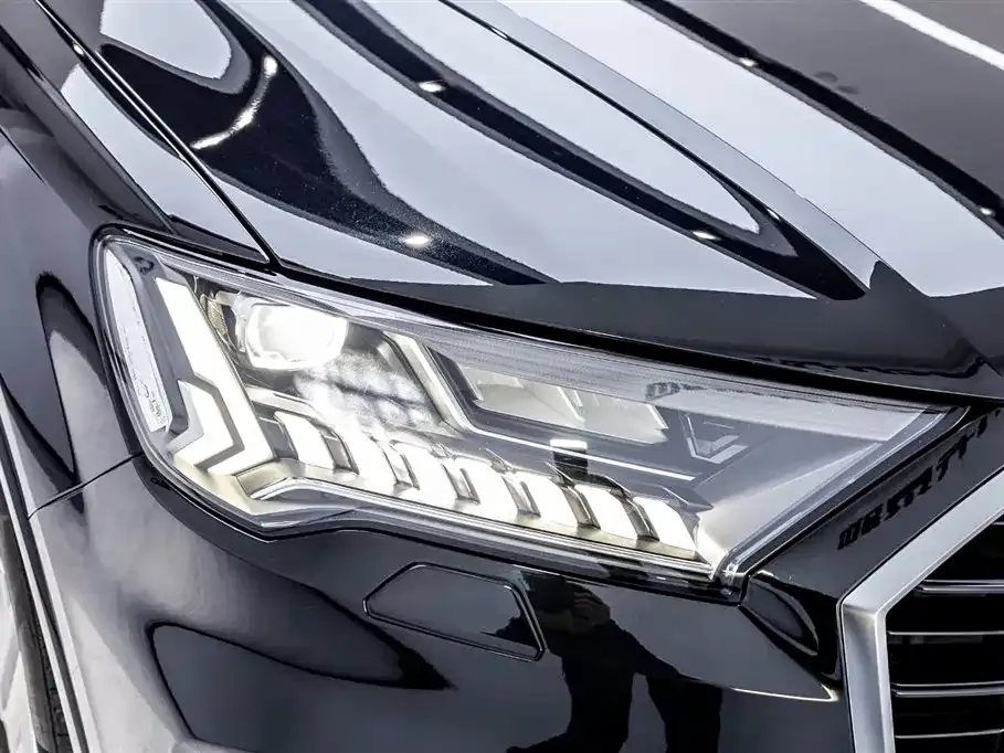 Audi Q7 2023 из CN, фото 9