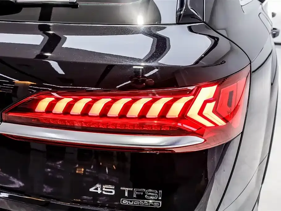 Audi Q7 2023 из CN, фото 8