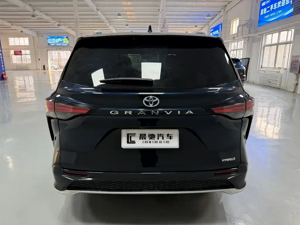 Toyota Granvia — фото 8