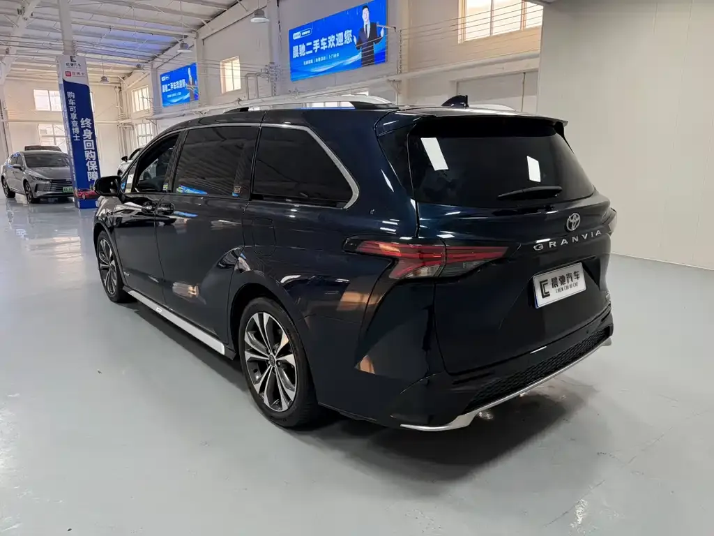 Toyota Granvia — фото 7