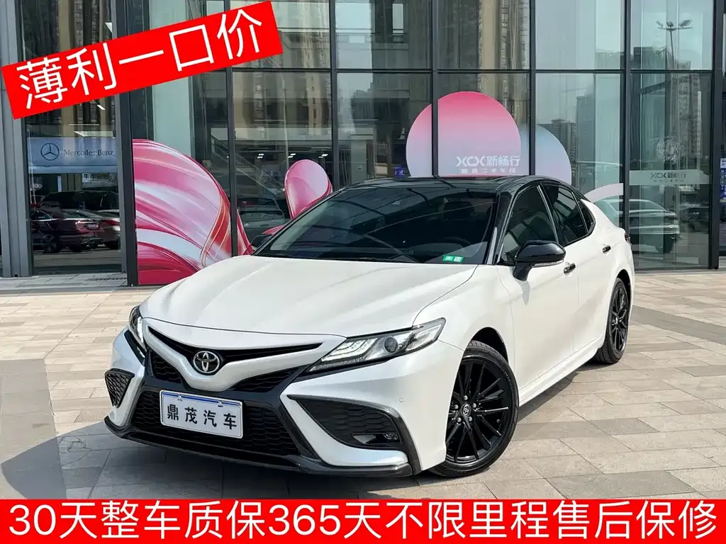 Toyota Camry — фото 1