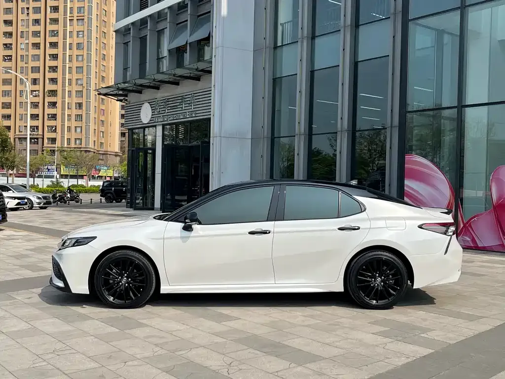Toyota Camry — фото 5