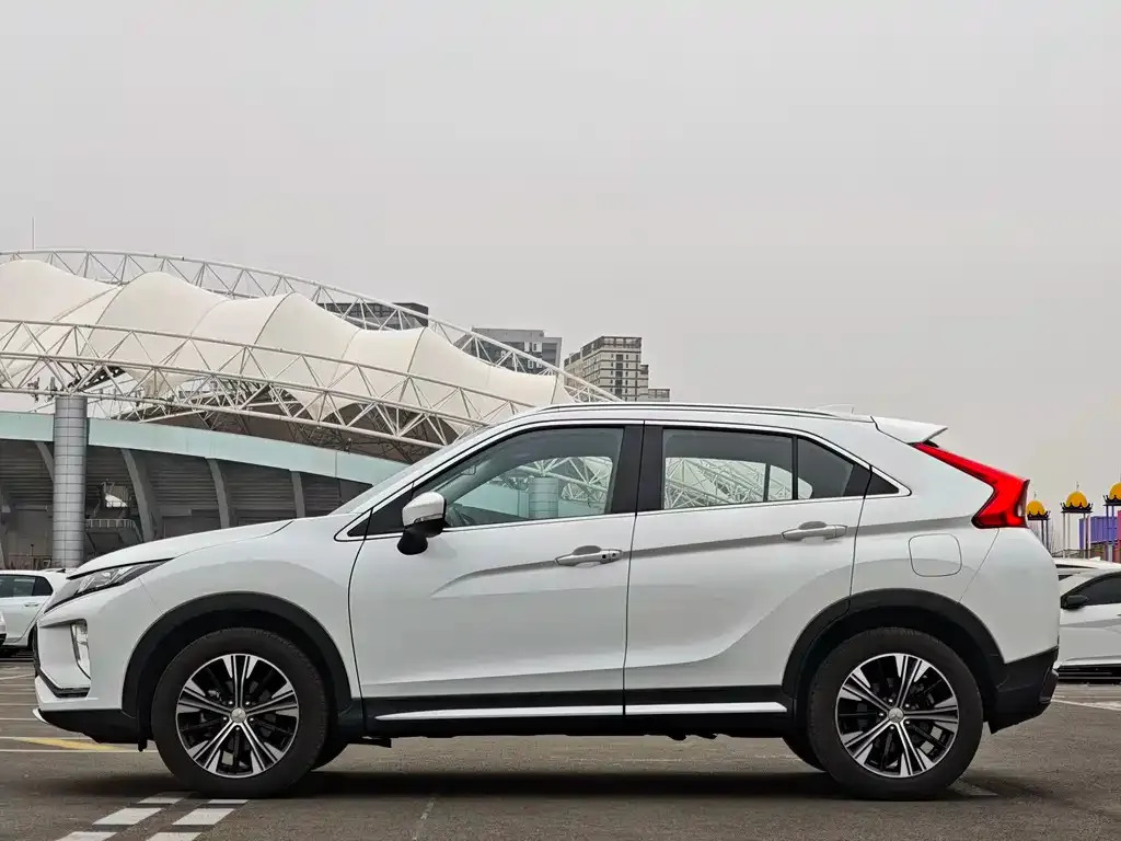 Mitsubishi Eclipse Cross — фото 10