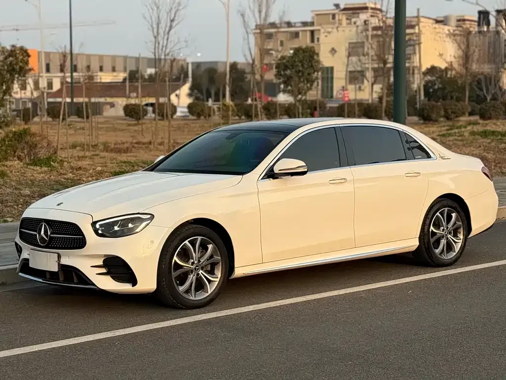 Mercedes-Benz E-Class — фото 1