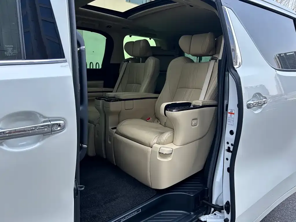 Toyota Alphard 2021 из CN, фото 4