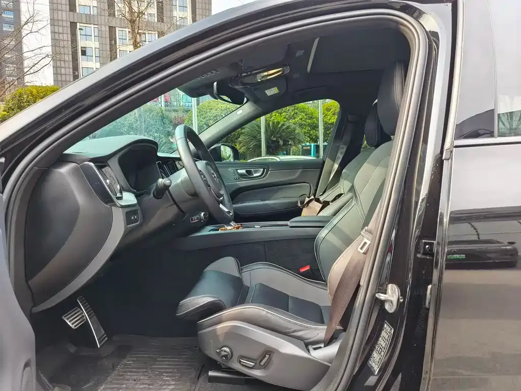 Volvo XC60 PHEV 2024 из CN, фото 6