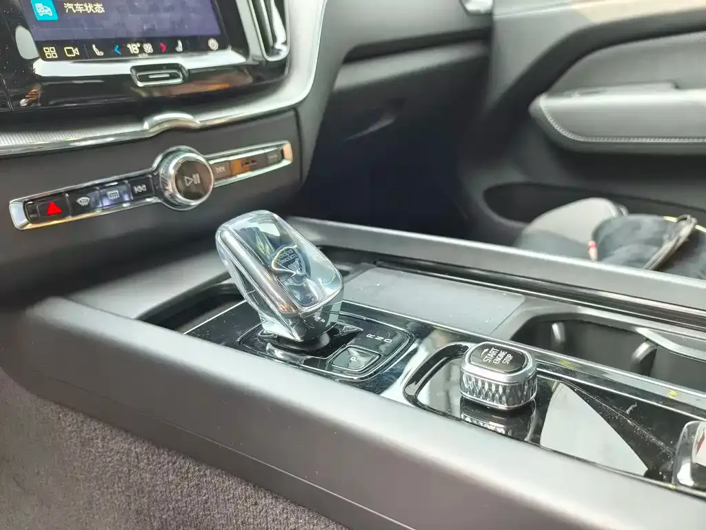 Volvo XC60 PHEV 2024 из CN, фото 3