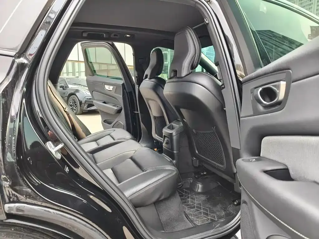 Volvo XC60 PHEV 2024 из CN, фото 2