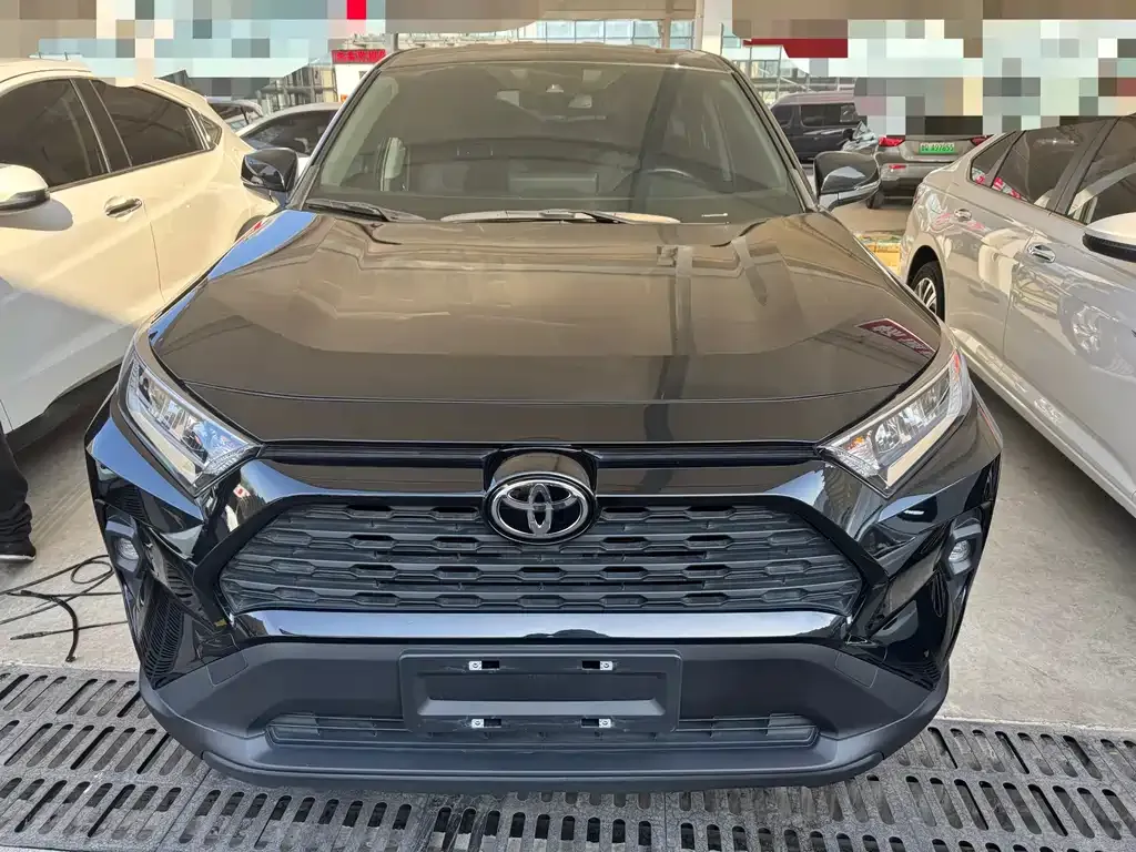 Toyota RAV4 — фото 1