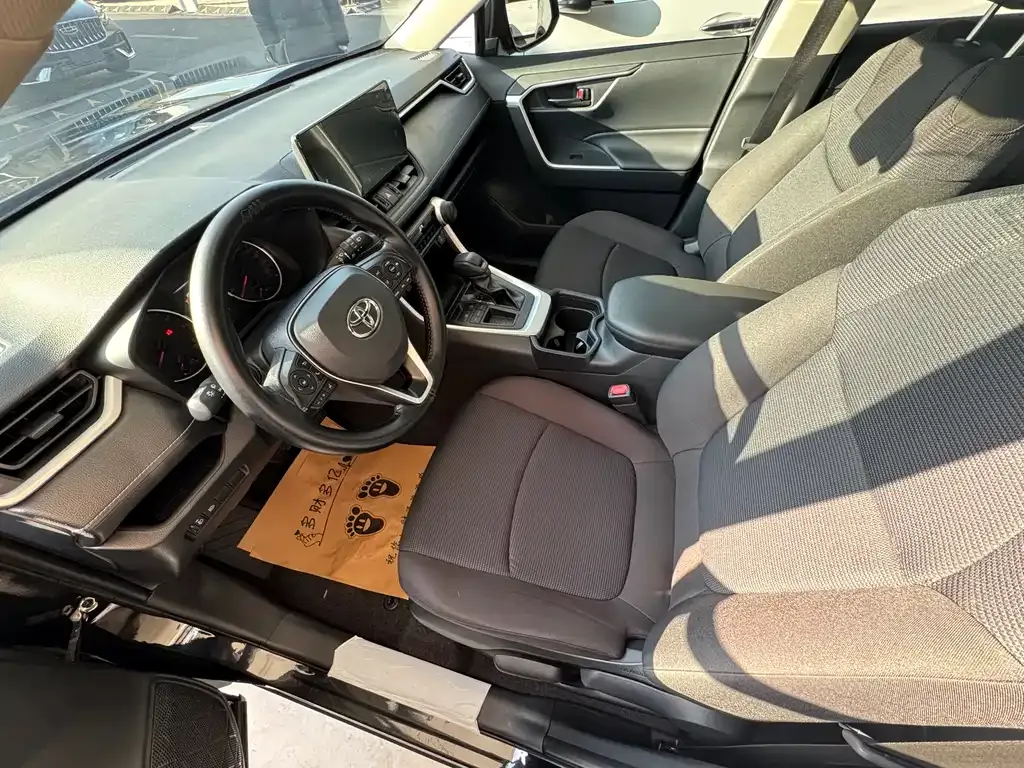 Toyota RAV4 — фото 6