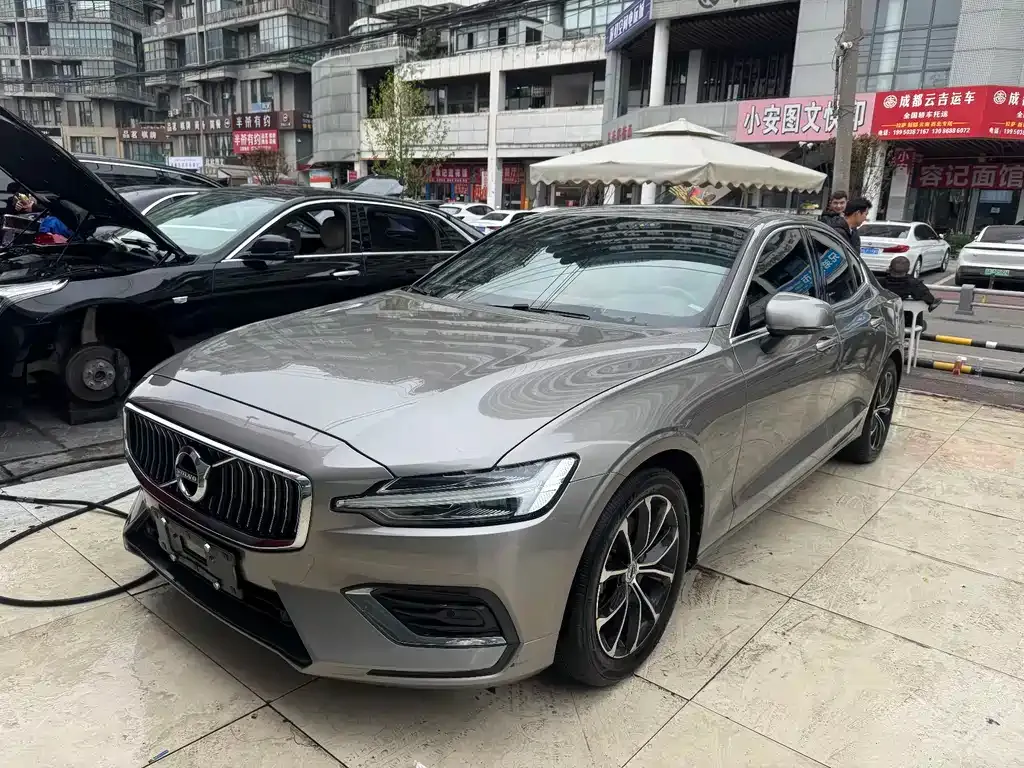 Volvo S60 — фото 1