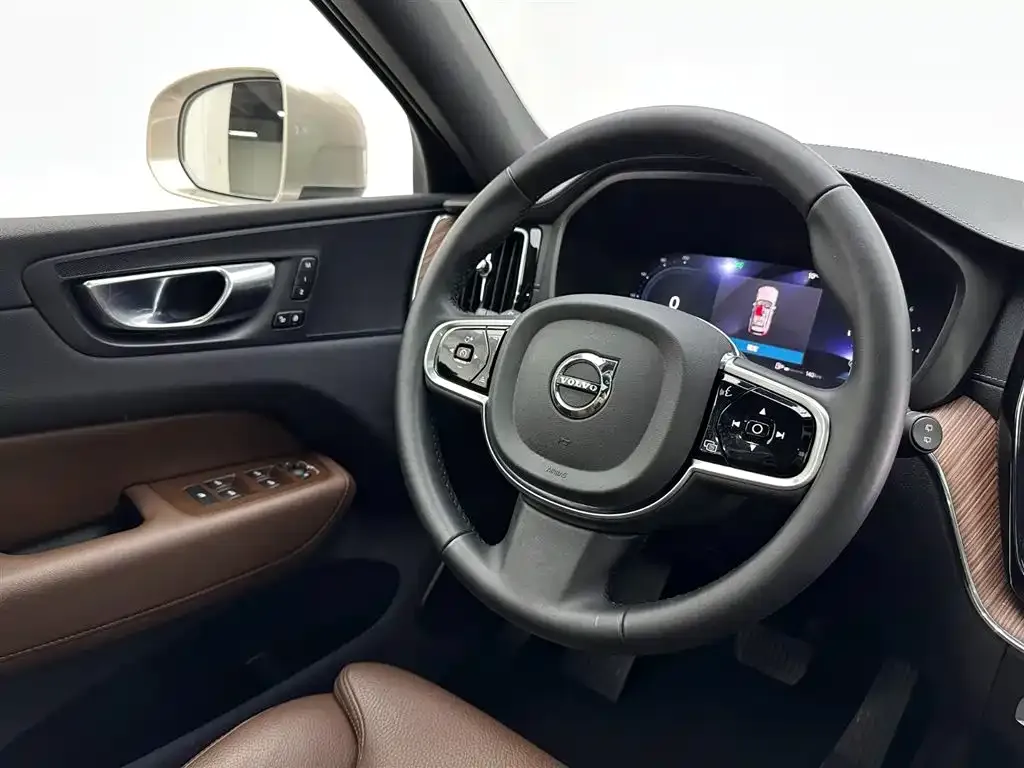 Volvo XC60 — фото 10