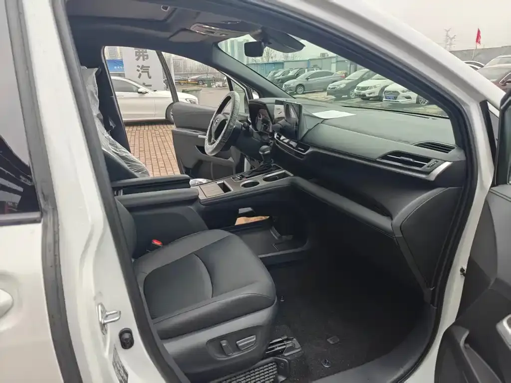 Toyota Sienna 2025 из CN, фото 2