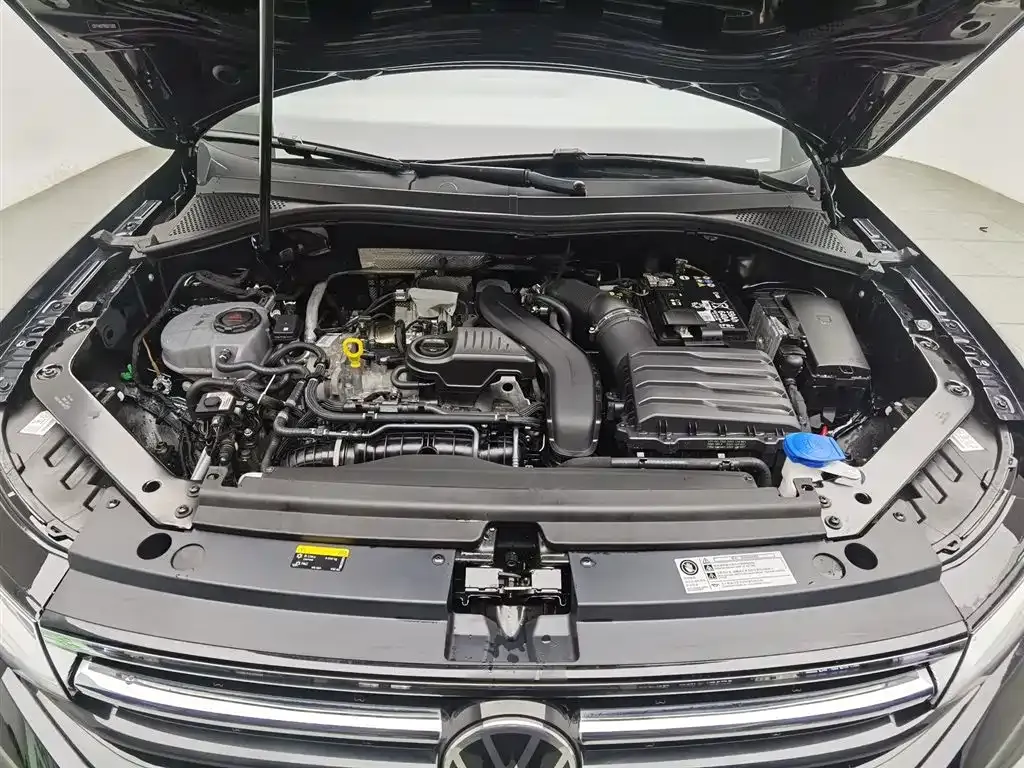 Volkswagen Tiguan L — фото 10