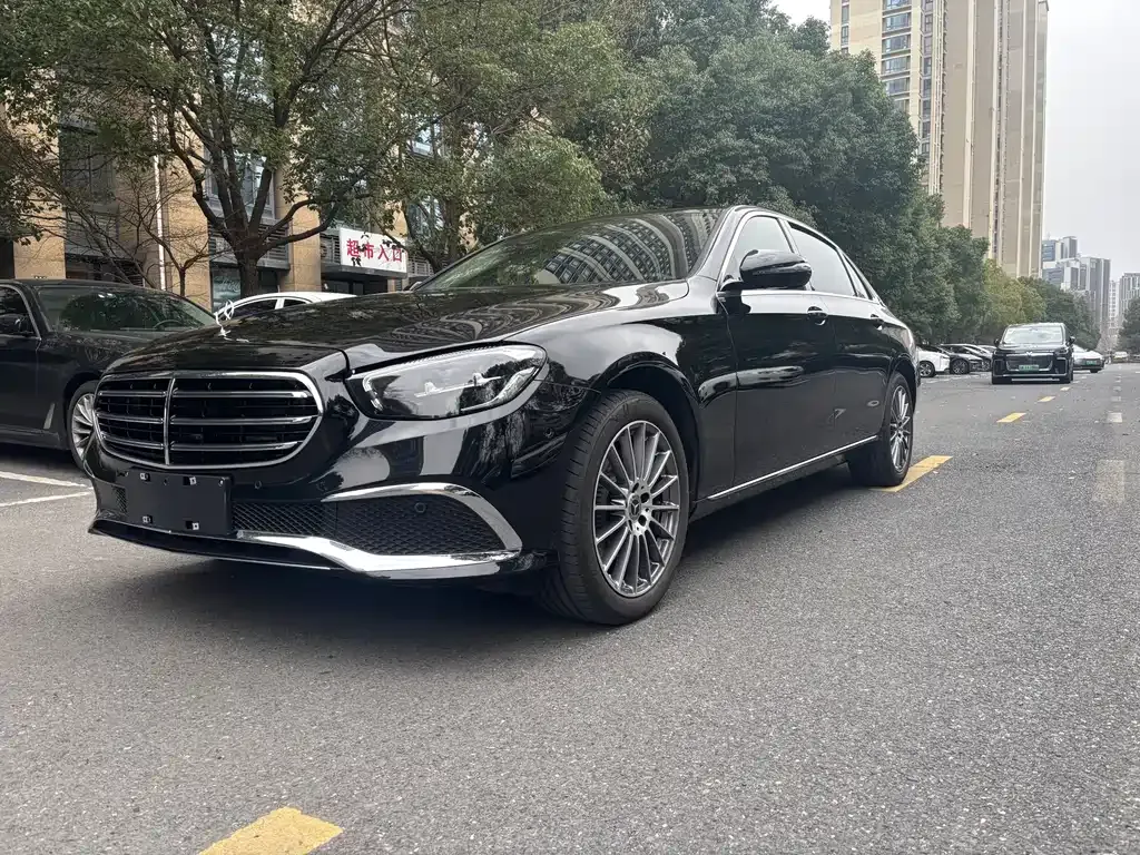 Mercedes-Benz E-Class — фото 1