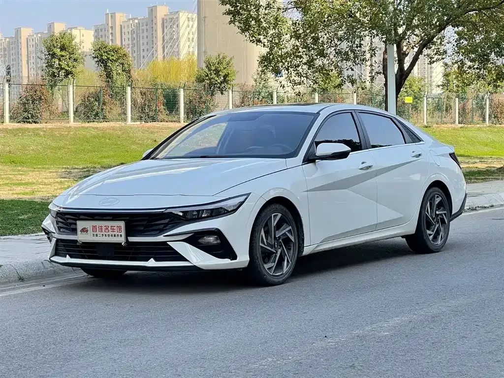 Hyundai Elantra — фото 1