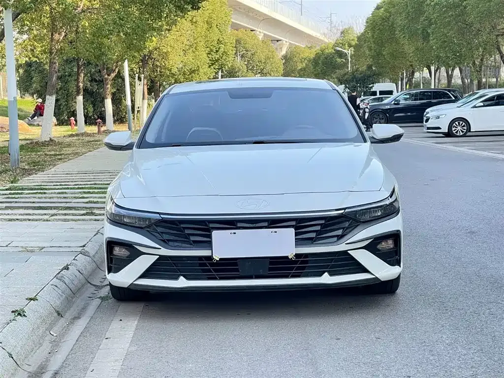 Hyundai Elantra — фото 5