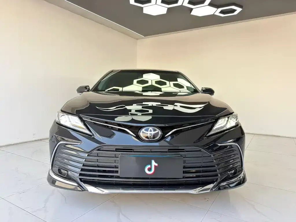 Toyota Camry — фото 2