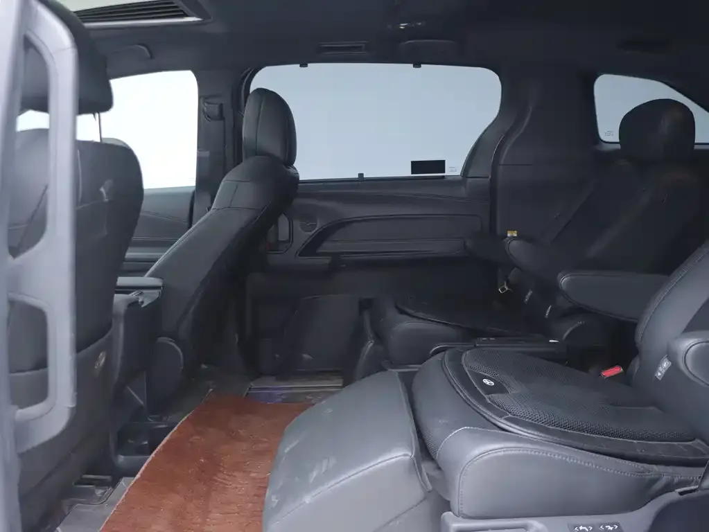 Toyota Sienna 2023 из CN, фото 2