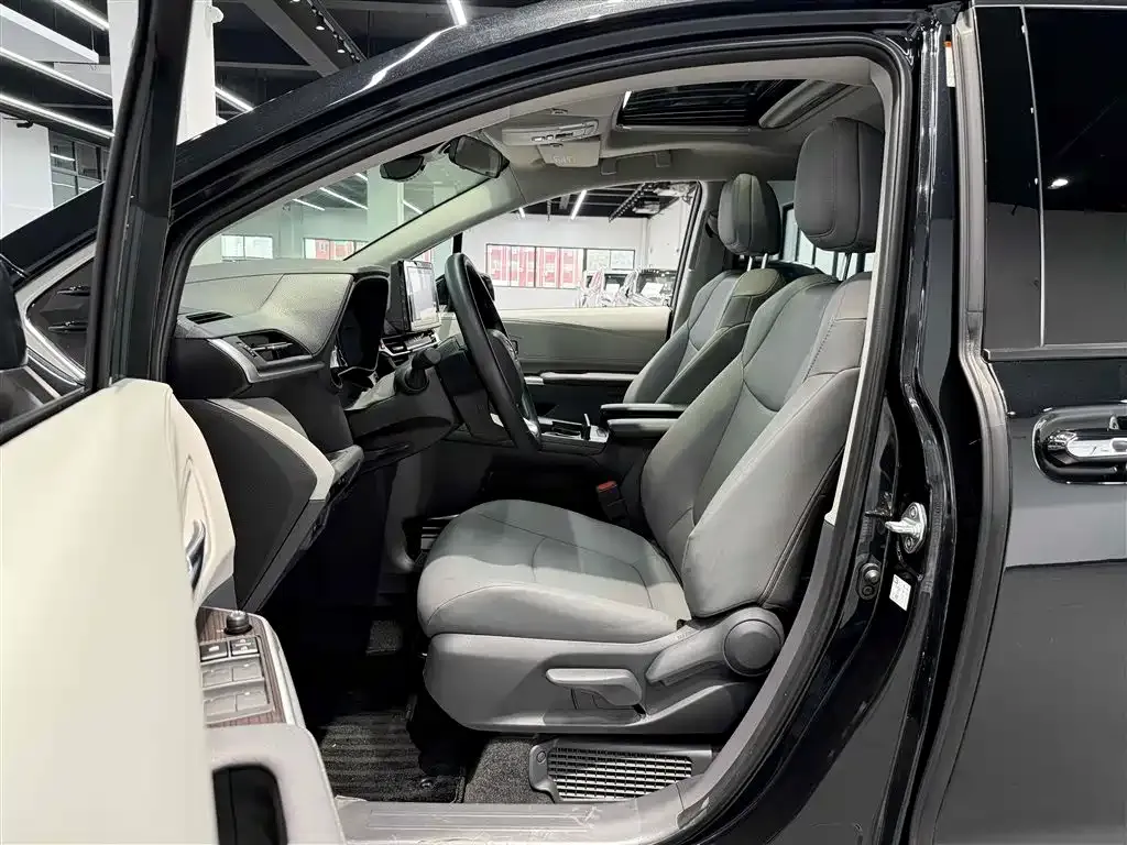 Toyota Granvia — фото 9