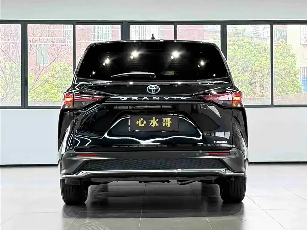 Toyota Granvia — фото 10