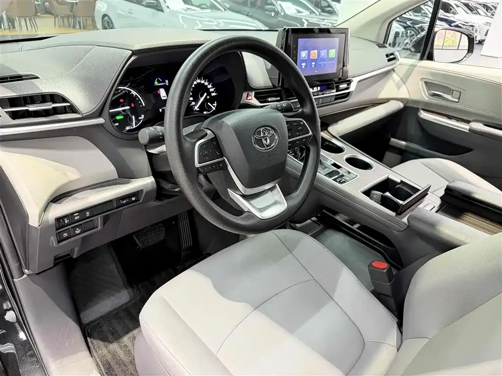 Toyota Granvia — фото 6