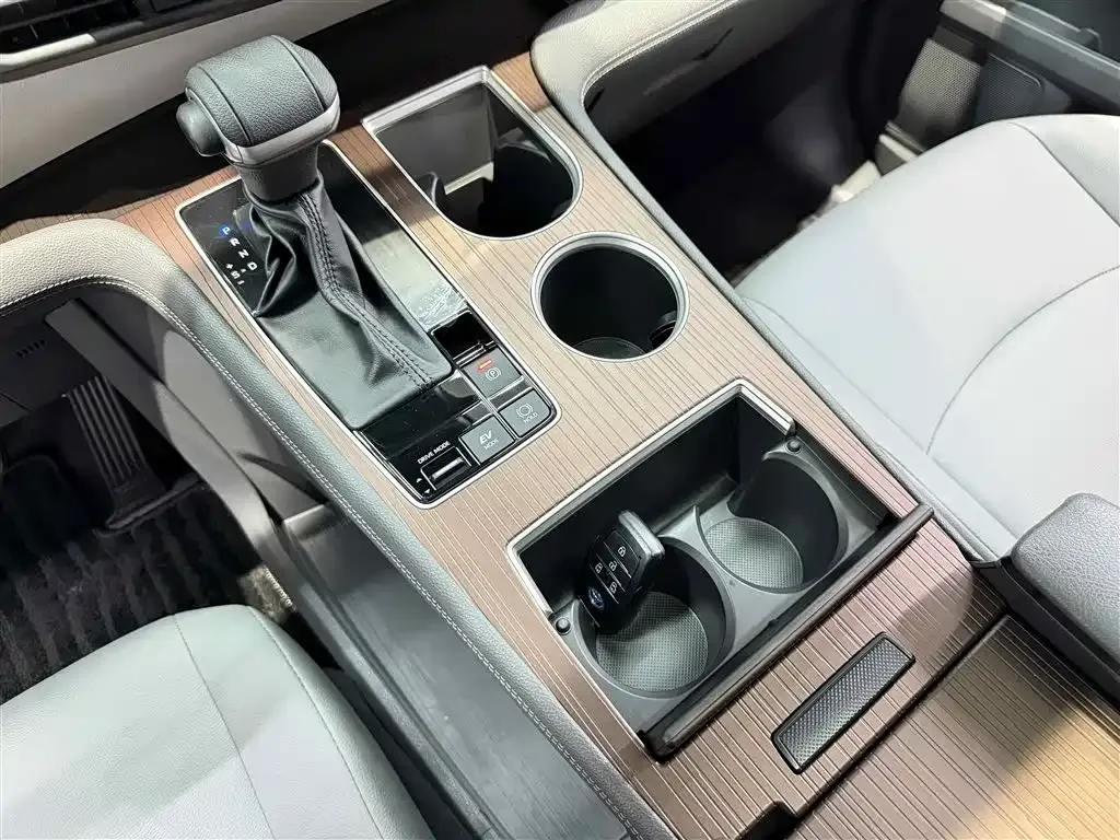 Toyota Granvia — фото 5