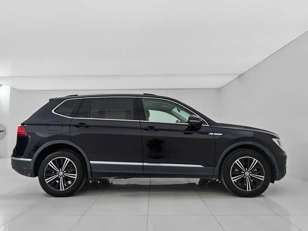 Volkswagen Tiguan L — фото 10