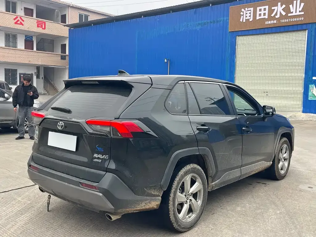 Toyota RAV4 — фото 9