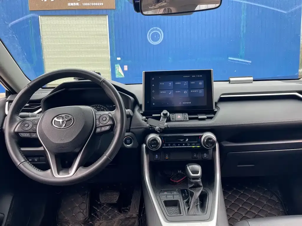 Toyota RAV4 — фото 2