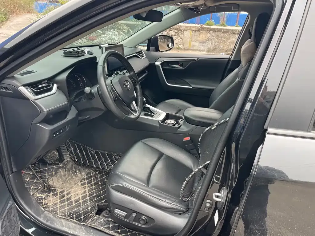 Toyota RAV4 — фото 5