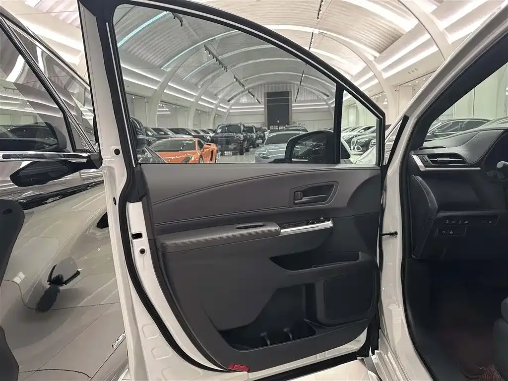 Toyota Granvia 2024 из CN, фото 2