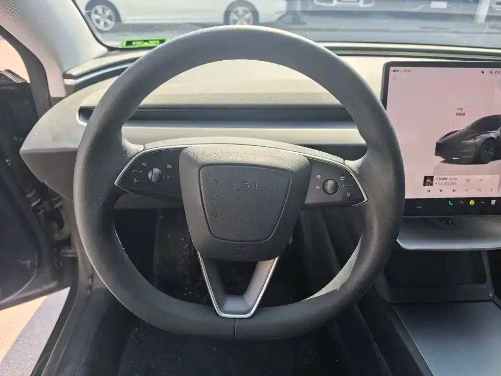 Tesla Model 3 — фото 4