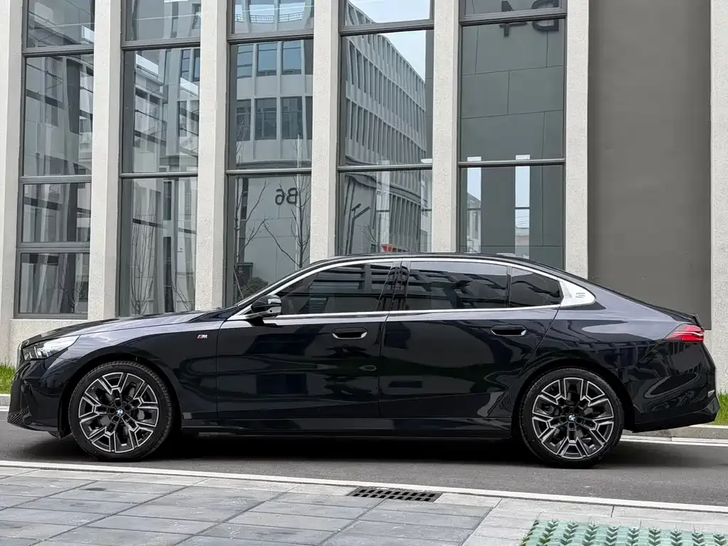 BMW 5 Series — фото 5