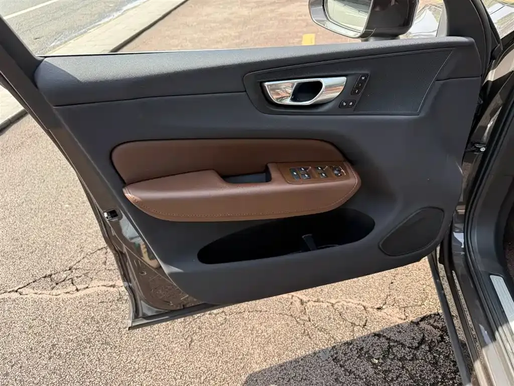 Volvo XC60 — фото 10