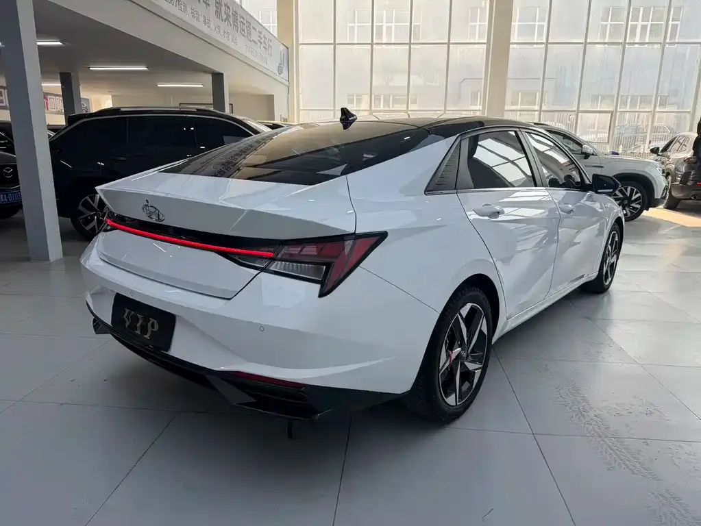 Hyundai Elantra — фото 3