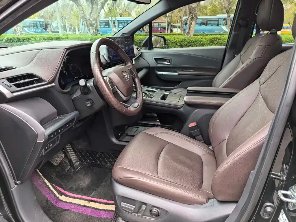Toyota Sienna 2023 из CN, фото 2