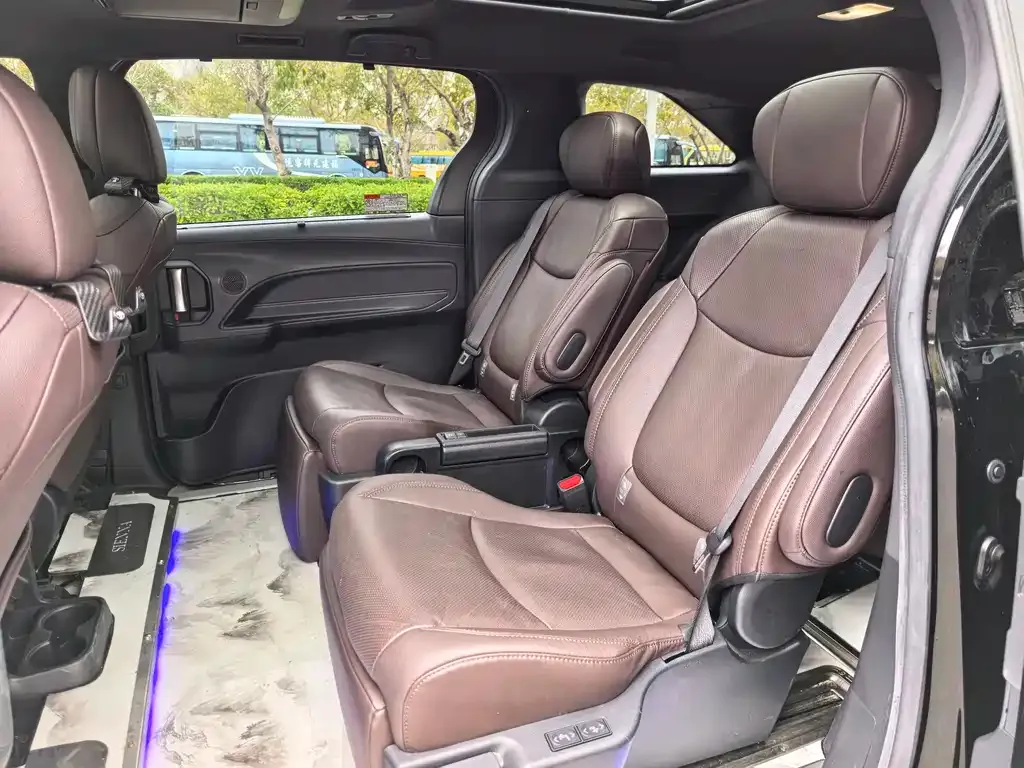 Toyota Sienna 2023 из CN, фото 4