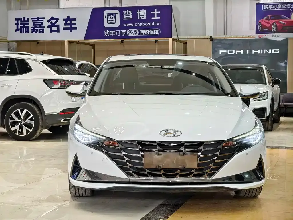Hyundai Elantra — фото 1
